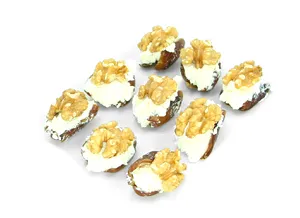 Dátiles con queso cremoso y nueces